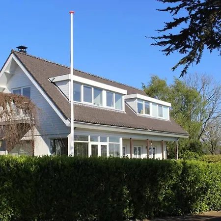 빌라 Comfortable On Island Between The Lakes