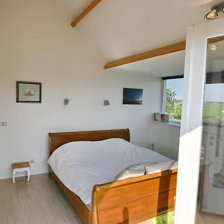 Comfortable On Island Between The Lakes *